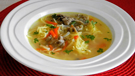 Drůbeží vývar s uzeným masem a nudlemi