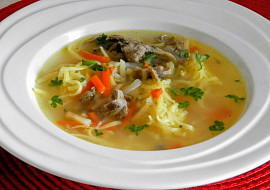 Drůbeží vývar s uzeným masem a nudlemi