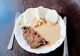 Hovězí maso s cibulovou omáčkou