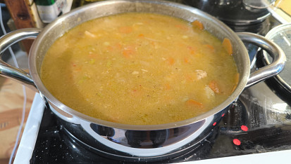 Kuřecí nudličky na mrkvi s pórkem