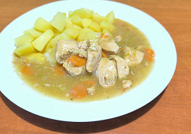 Kuřecí nudličky na mrkvi s pórkem