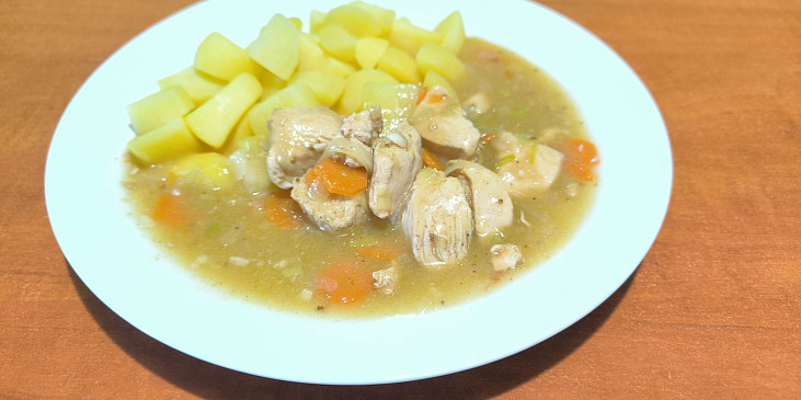 Kuřecí nudličky na mrkvi s pórkem