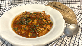 Kuřecí  nudličky  s cikánskou omáčkou a klobásou