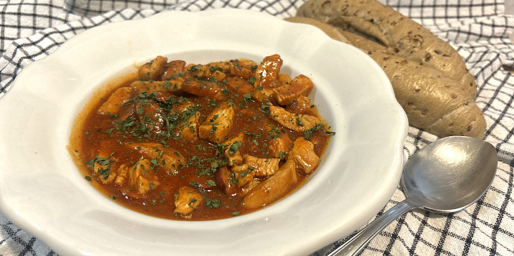 Kuřecí  nudličky  s cikánskou omáčkou a klobásou