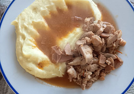 Kuřecí  nudličky  s cikánskou omáčkou a klobásou