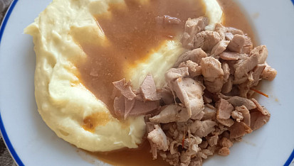 Kuřecí  nudličky  s cikánskou omáčkou a klobásou