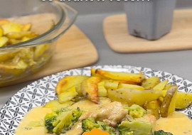 Kuřecí prsa v sýrové omáčce s brokolicí