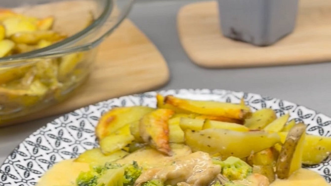 Kuřecí prsa v sýrové omáčce s brokolicí