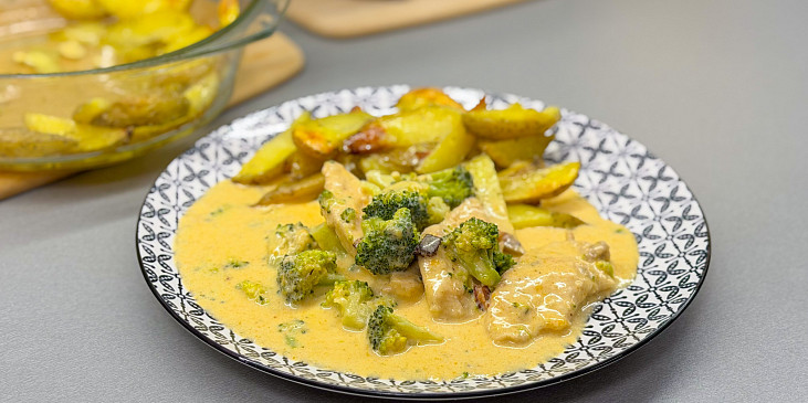 Kuřecí prsa v sýrové omáčce s brokolicí