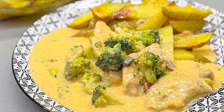 Kuřecí prsa v sýrové omáčce s brokolicí