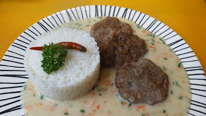 Mleté medailonky ve smetanové omáčce s mrkví a pažitkou