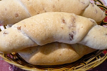 Do těsta přidány nasekané škvarky