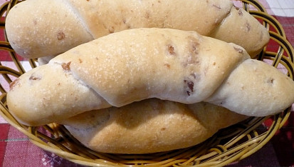 Sádlové rohlíky se škvarkovými knoflíčky, Do těsta přidány nasekané škvarky