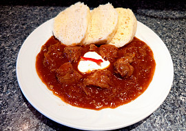 Segedínský guláš z plecka s uzenou paprikou a zakysanou smetanou