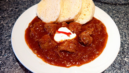 Segedínský guláš z plecka s uzenou paprikou a zakysanou smetanou