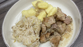 Bramborové noky, výpečky a zelí