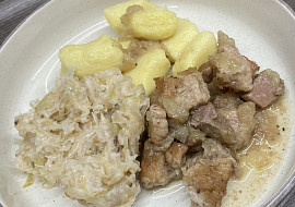 Bramborové noky, výpečky a zelí