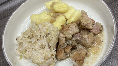 Bramborové noky, výpečky a zelí