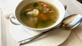 Hovězí vývar s játrovou rýží