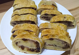 Jednoduché, rychlé a levné těsto na štrúdl (S jabklami a rozinkami)