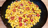 Kukuřice na slanině s rajčaty