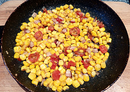 Kukuřice na slanině s rajčaty