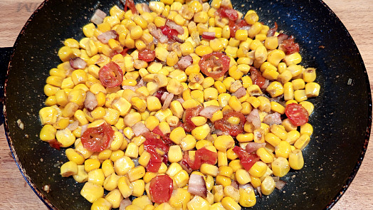 Kukuřice na slanině s rajčaty
