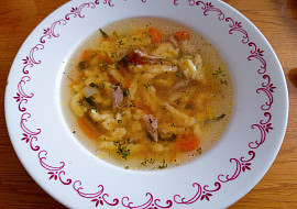 Kuřecí vývar s kořenovou zeleninou, kapustou a strouháním