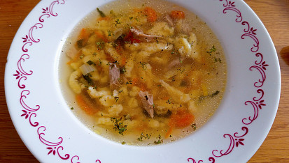 Kuřecí vývar s kořenovou zeleninou, kapustou a strouháním