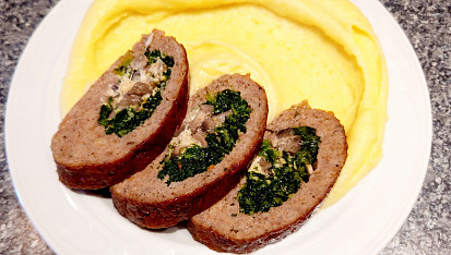 Marinovaná roláda z mletého masa plněná špenátem, žampiony a sýrem