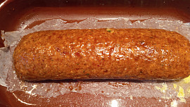 Marinovaná roláda z mletého masa plněná špenátem, žampiony a sýrem