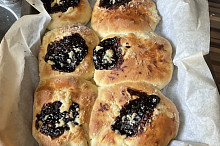 Buchty s tvarohem,povidly a drobenkou