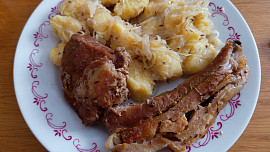 Pečené maso se "zelím s bobkama"