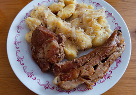 Pečené maso se "zelím s bobkama"