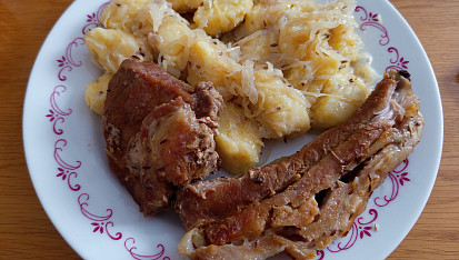 Pečené maso se "zelím s bobkama"