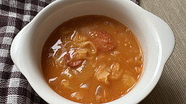 Pikantní zelňačka s klobásou v jednom hrnci