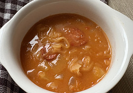 Pikantní zelňačka s klobásou v jednom hrnci