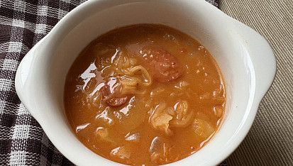 Pikantní zelňačka s klobásou v jednom hrnci