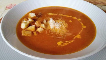 Rajčatová polévka s parmazánem a krutonky