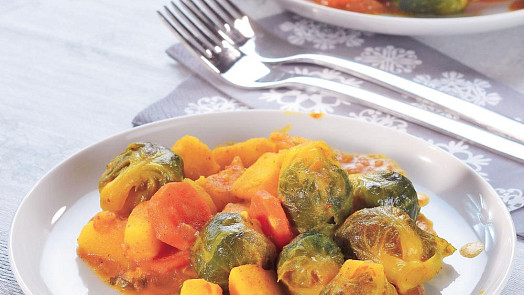 Růžičková kapusta s mrkví a bramborem na kari