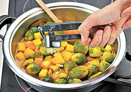 Růžičková kapusta s mrkví a bramborem na kari