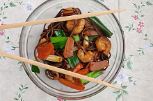 Namísto rýžových nudlí jsem použil nudle Soba,proto jsou tmavé