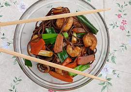 Smažené nudle s krevetami (Namísto rýžových nudlí jsem použil nudle Soba,proto jsou tmavé)