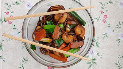 Smažené nudle s krevetami, Namísto rýžových nudlí jsem použil nudle Soba,proto jsou tmavé