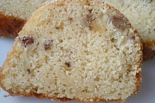 Navíc nasekané ořechy a kandovaná kůra z citrusů