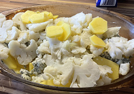 Zapečený květák s bramborami a nivou