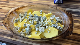 Zapečený květák s bramborami a nivou