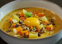 Bramboračka s konfitovaným žloutkem podle Marka Fichtnera