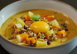 Bramboračka s konfitovaným žloutkem podle Marka Fichtnera