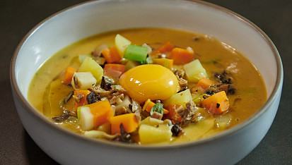 Bramboračka s konfitovaným žloutkem podle Marka Fichtnera